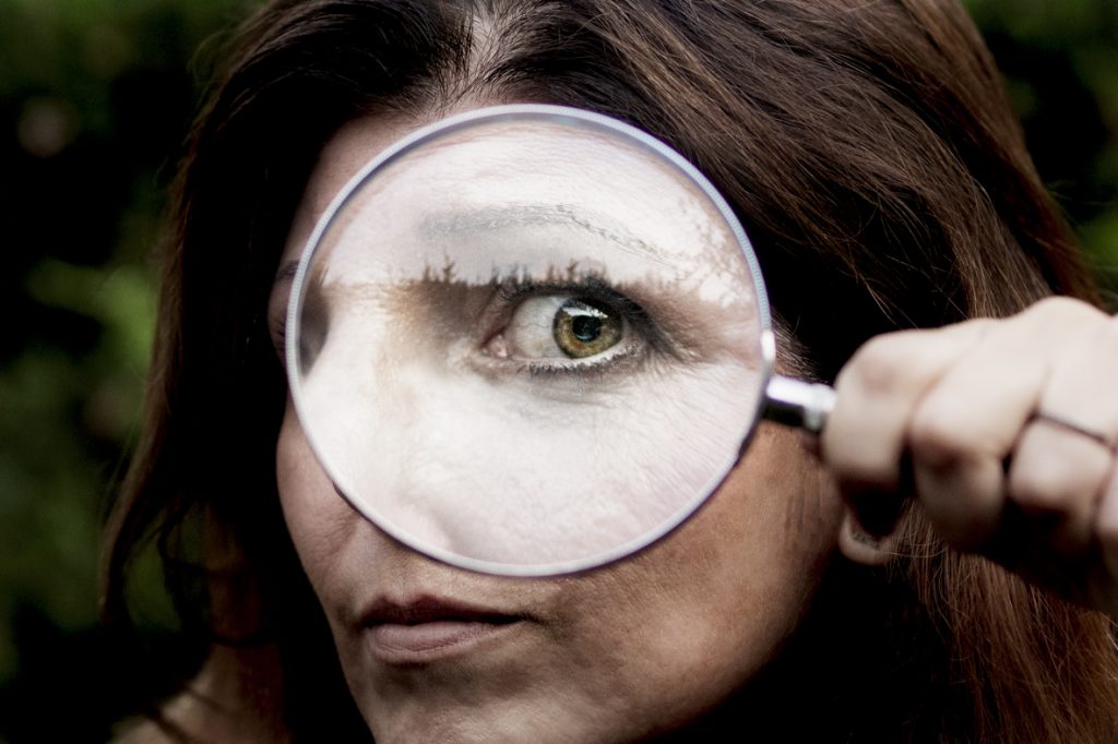 autorretrato con lupa